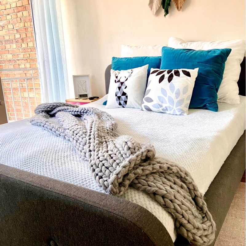 In der oberen Etage befindet sich das Wohn- und Schlafzimmer in einem. 

Hier steht das kuschlige Bett, mit den Maßen 1,60m x 2,00 m.

