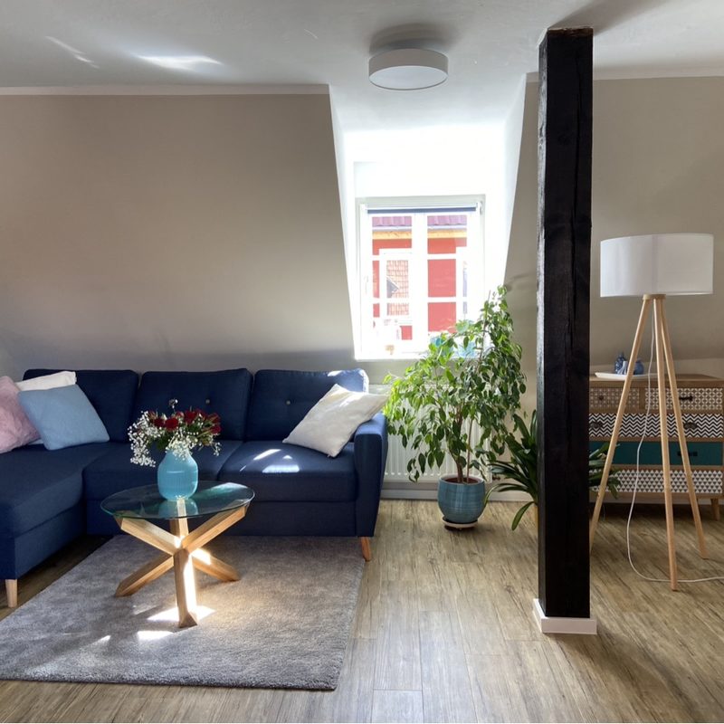 Der Wohnbereich in der oberen Etage

Auf unserer Schlafcouch (1,60m x 2,00 m Liegefläche) ist eine bequeme Aufbettung möglich. 