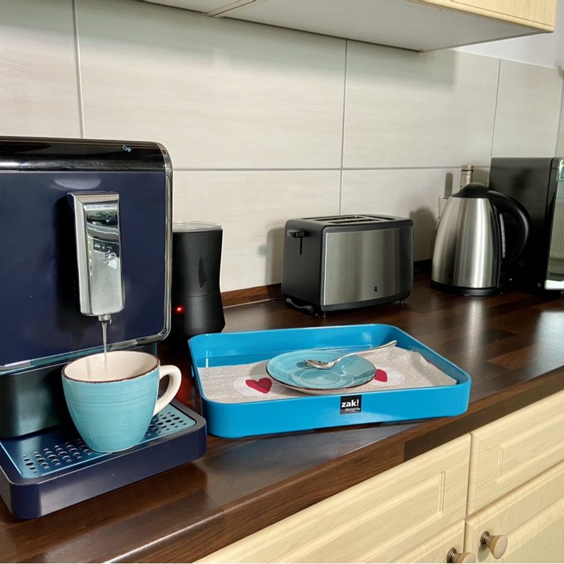 Küchenzeile

Als Besonderheit ist in unsere Küche ein Wasserfilter eingebaut, der das normale Leitungswasser in Trinkwasser mit Quellwasserqualität umwandelt. 
Füllen Sie sich für Ihre Ausflüge einfach Wasser ab oder versuchen Sie damit Ihren Kaffee, Tee oder Essen zu kochen. 
Sie werden vom Geschmack überrascht sein.