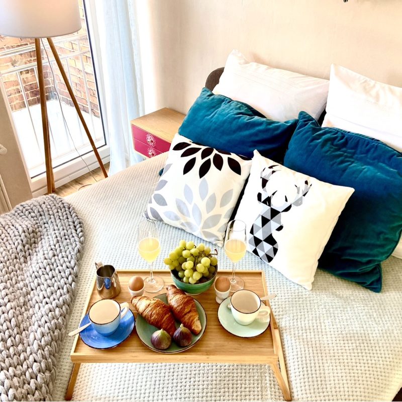 So kann der Tag freudig beginnen...

Überraschen Sie Ihren Partner oder Ihre Partnerin doch einmal mit einem Frühstück im Bett! 
Das kommt bestimmt gut.