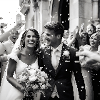 Frisch verheiratetes Paar beim Auszug mit Konfetti