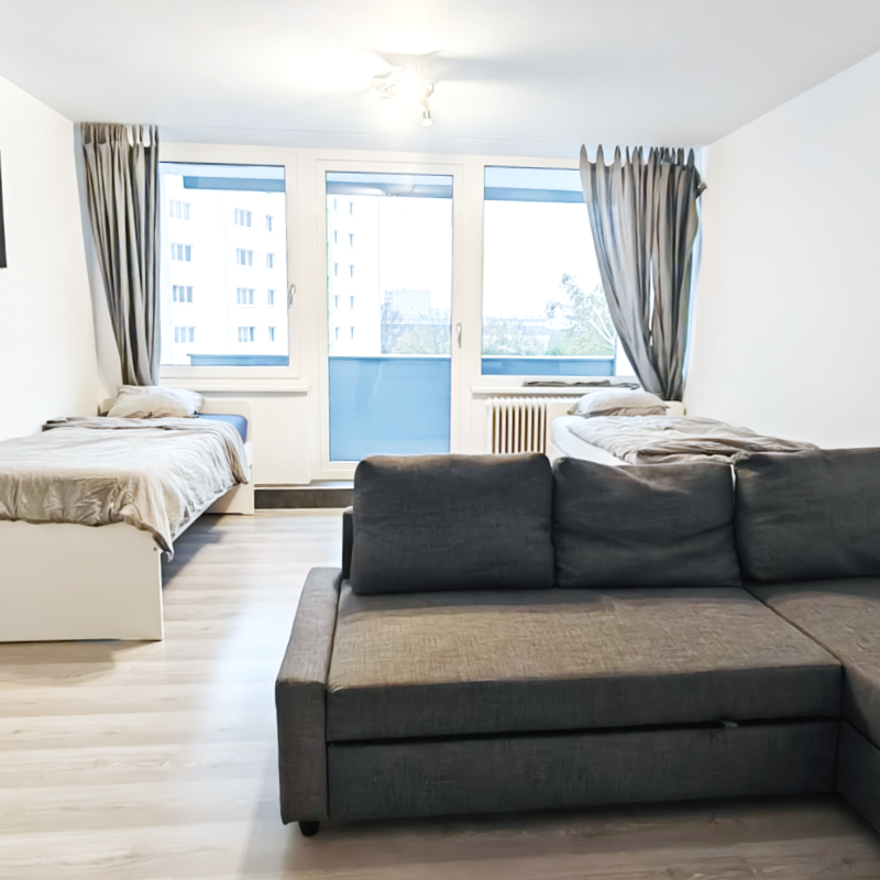 Schlaf- Wohnraum mit Balkon