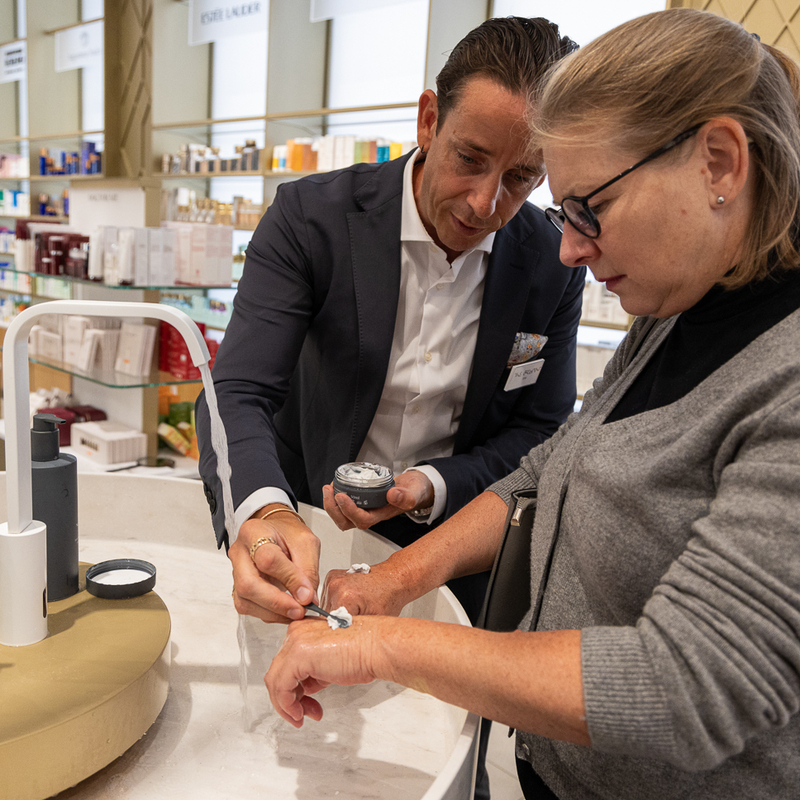 eine Kundin wünscht das Handpeeling zu probieren