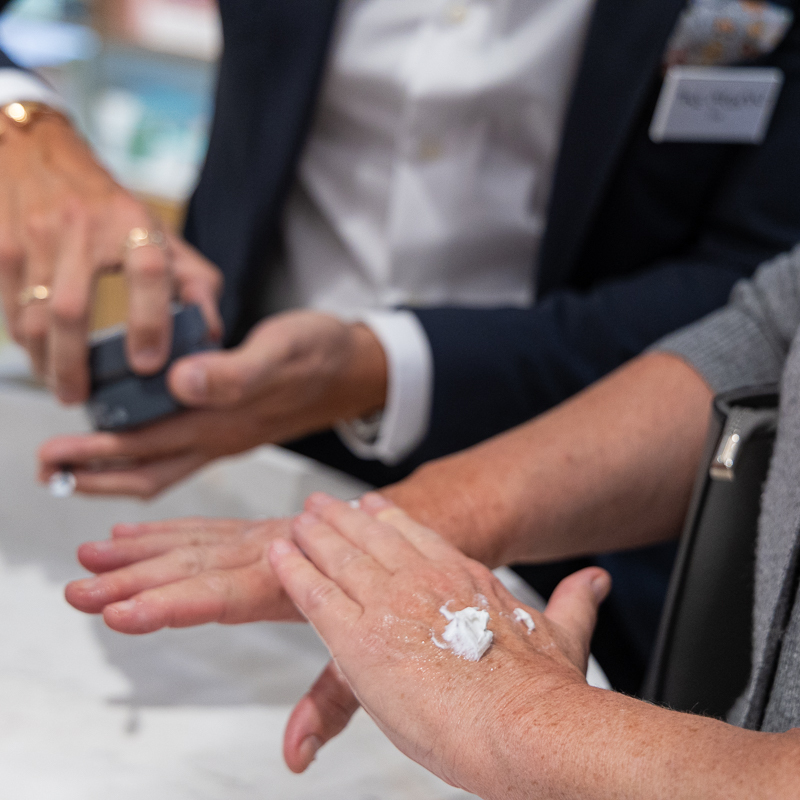 zuerst ein angenehmes Handpeeling