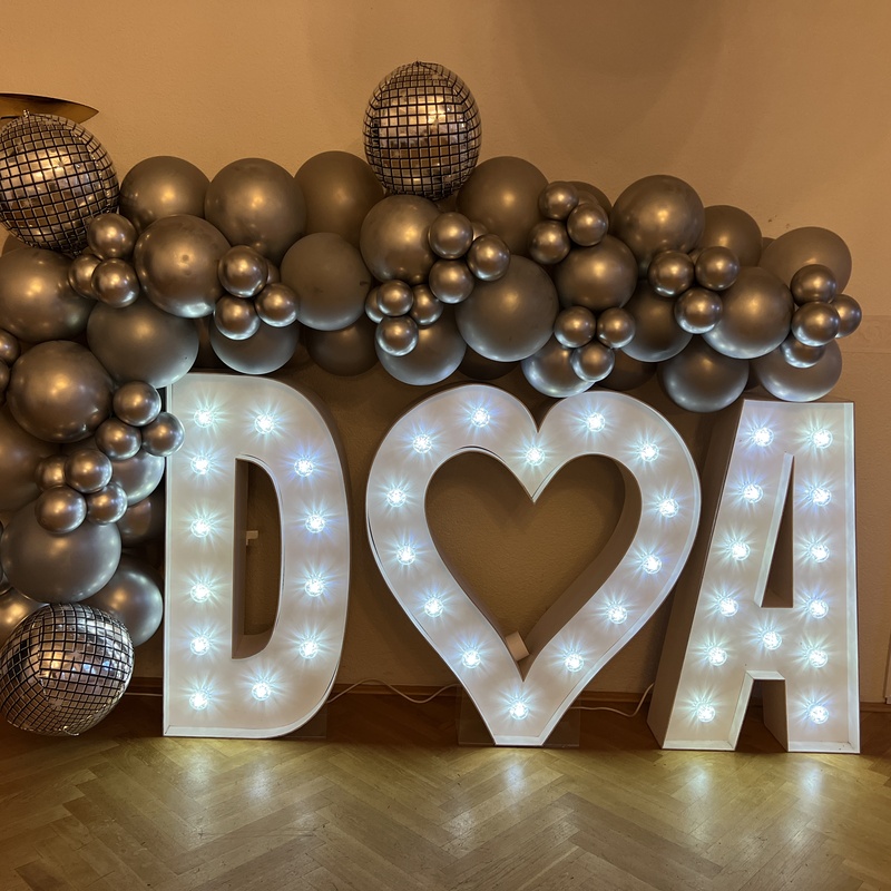 XXL Leuchtbuchstaben mieten mit Ballondekoration - Dekoverleih