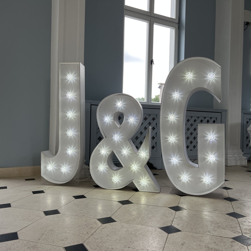 Leuchtbuchstaben mit Sonderzeichen mieten - Dekoverleih Hochzeit