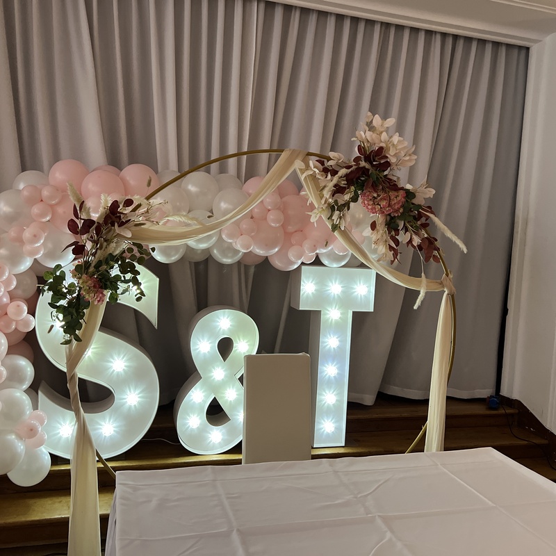 Leuchtbuchstaben und Ballondeko mieten für ihre Feier