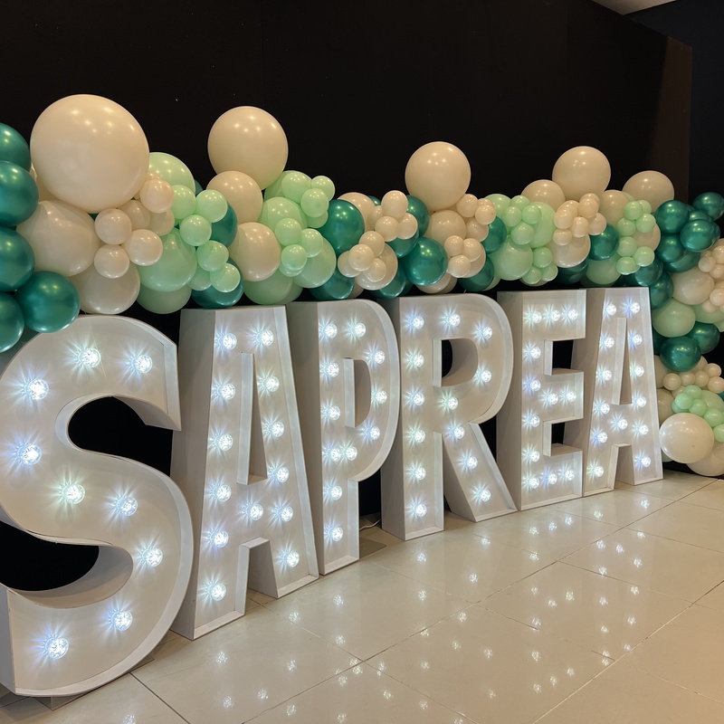 XXL Leuchtbuchstaben mieten mit Ballondekoration - Dekoverleih