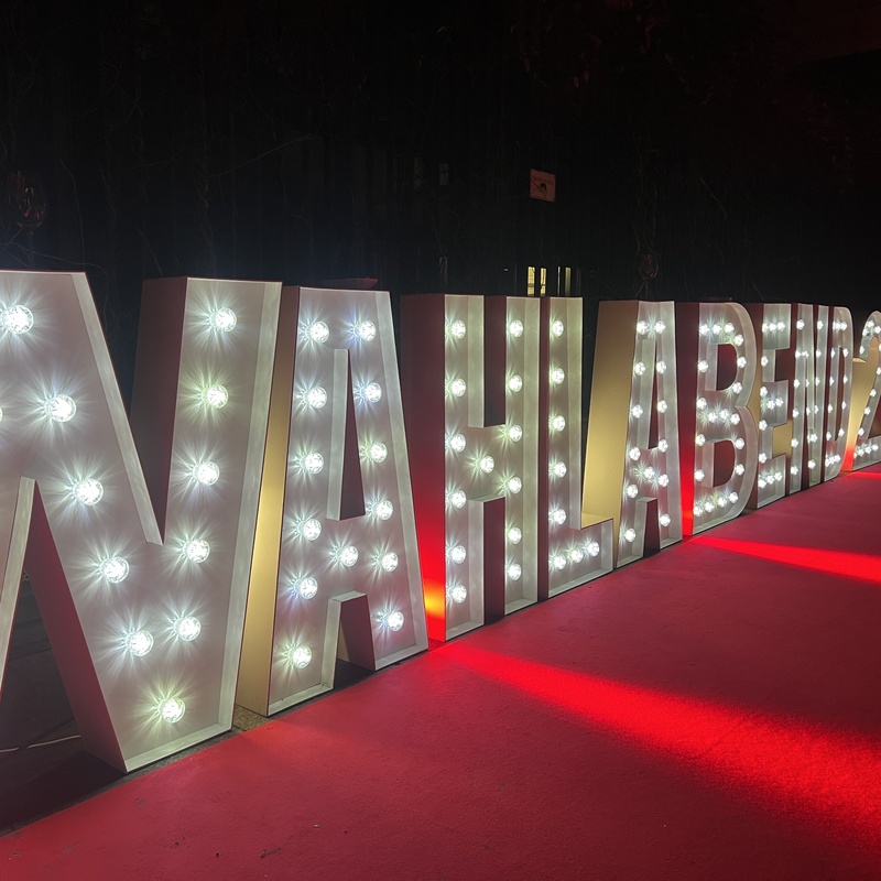 XXL Leuchtzahlen mieten für den roten Teppich