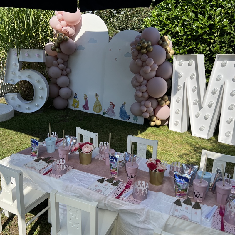 Leuchtbuchstaben Leuchtzahlen, Stellwände, Stühle und Tische für den Kindergeburtstag mieten - Eventdeko Verleih