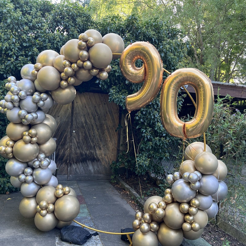 Dekoverleih / Goldener Ring  mit Ballondekoration zum 90. Geburtstag