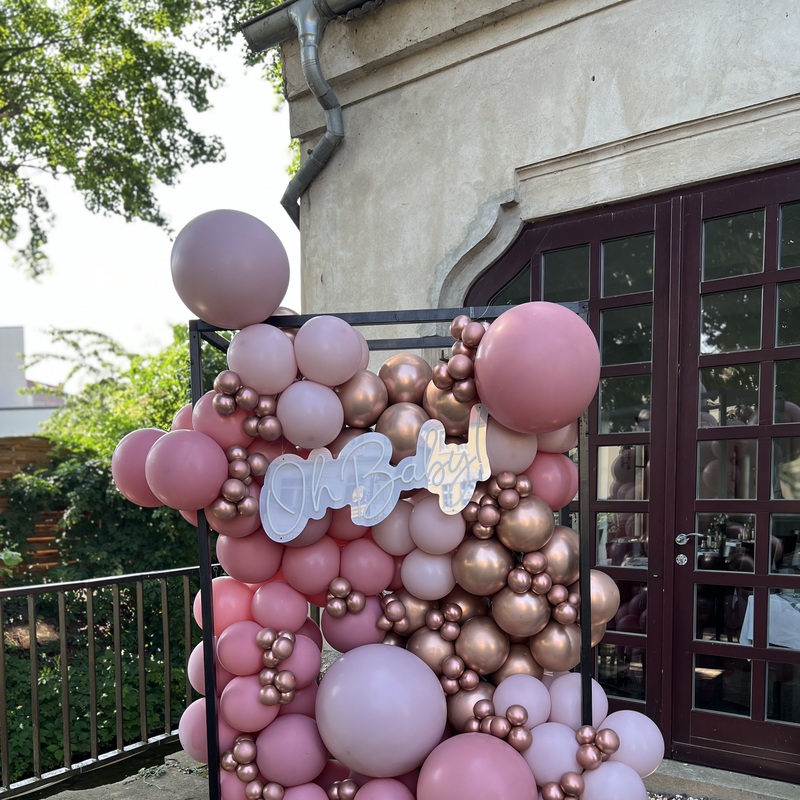 Gestell schwarz mit Ballondekoration und Neon-Sign zur Babyparty / Eventdekoration Berlin