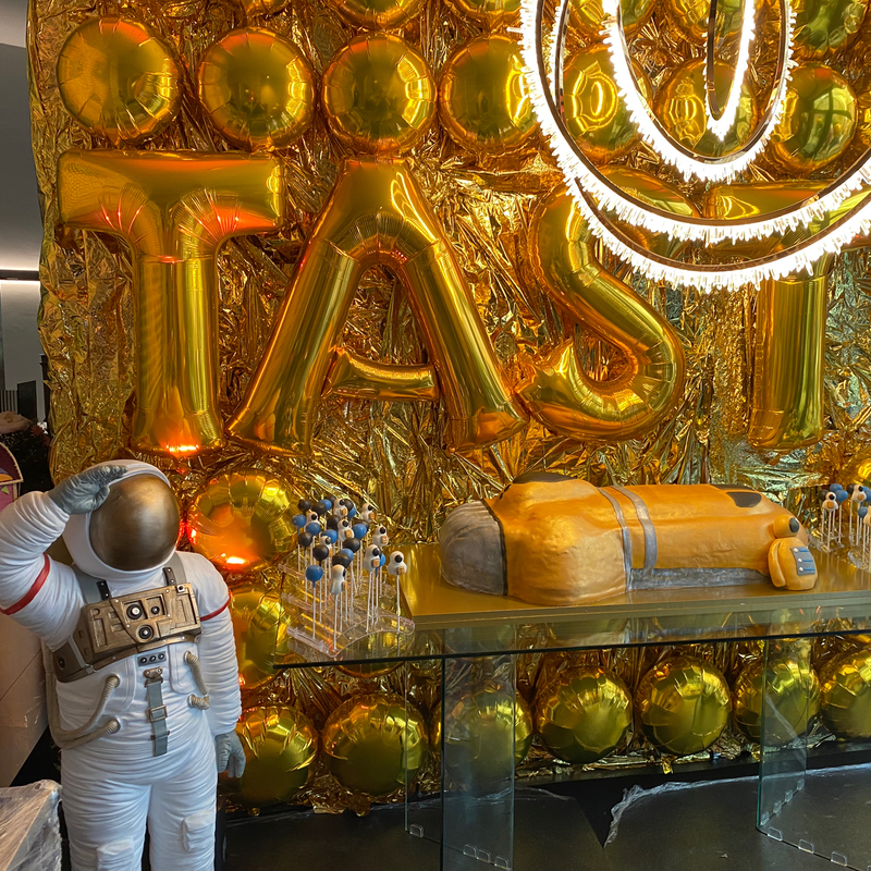 Astronaut mieten mit Stellwand Gold und Ballondekoration I Eventdeko I Dekoverleih