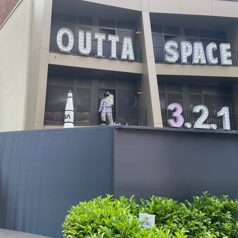 XXL Leuchtzahl mit XXL LED Tunnel zur Space Party I Eventdesign Berlin