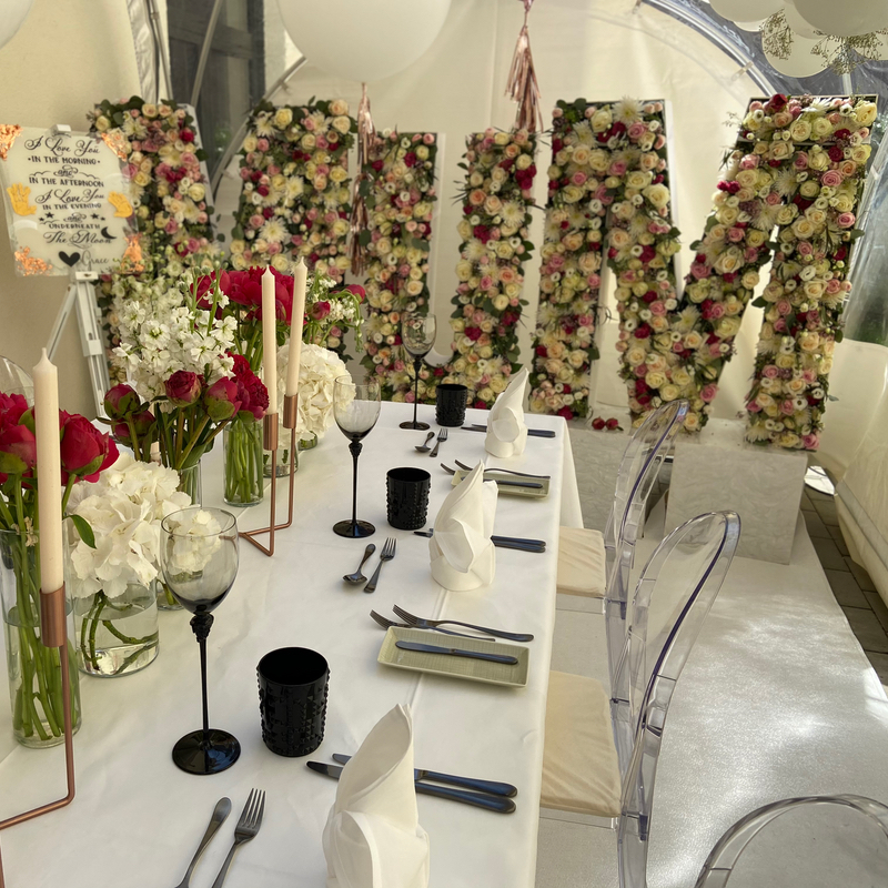 XXL Buchstaben mit Blumendekoration und Tischdekoration