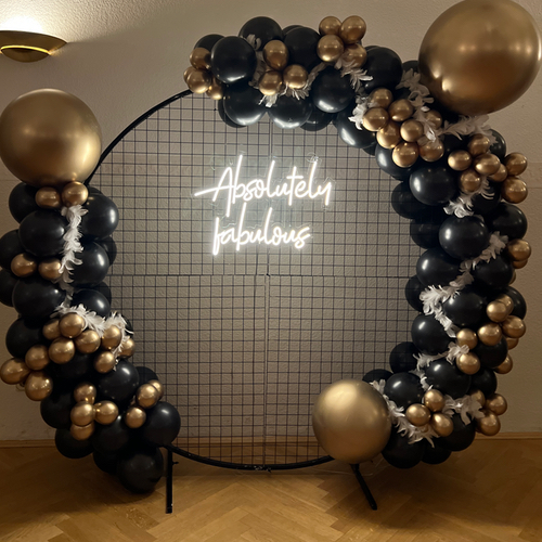 Mash-Gestell schwarz mit Ballondekoration und Neon-Sign
