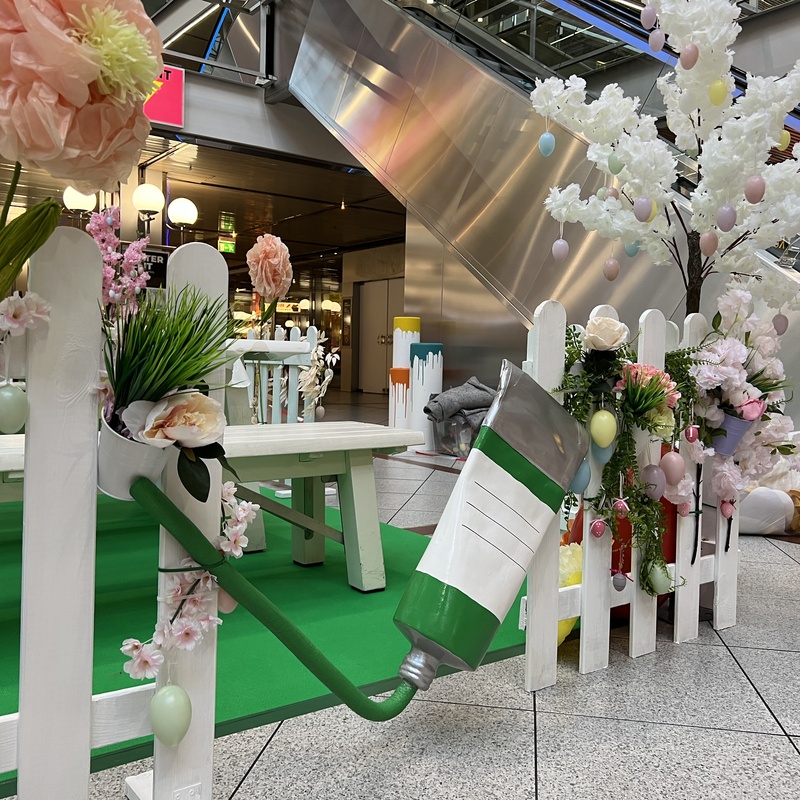 Setup Osterdekoration mit Zaun und Kirschblütenbäume I Dekoverleih und Eventdeko