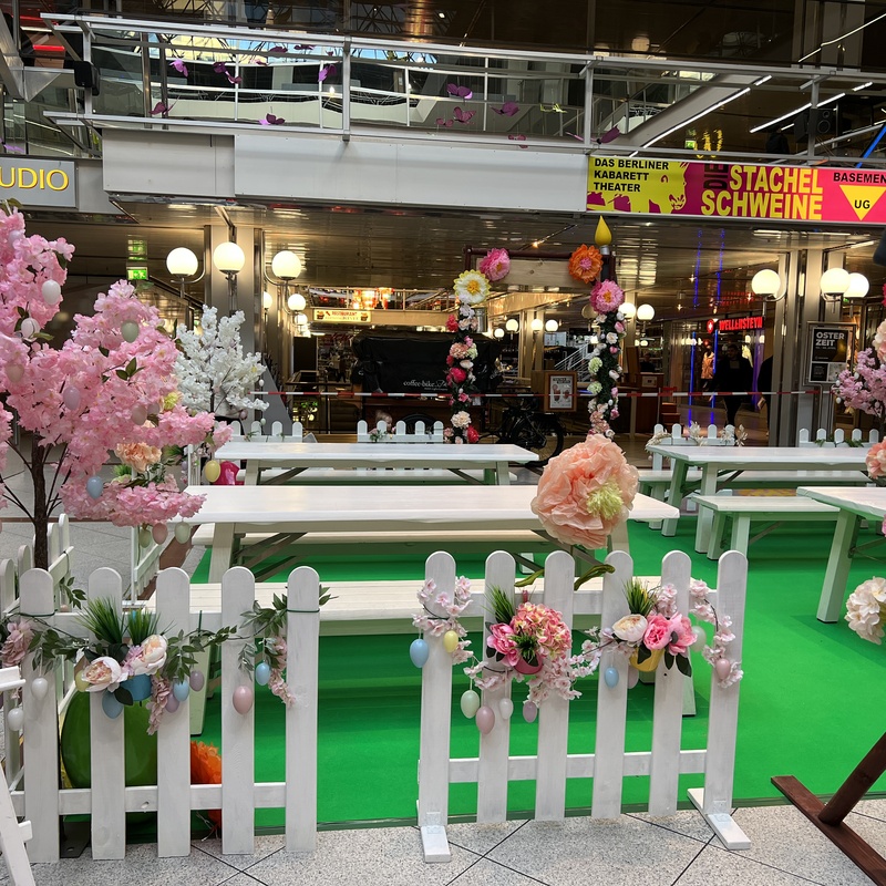Setup Osterdekoration mit Zaun und Kirschblütenbäume I Dekoverleih und Eventdeko