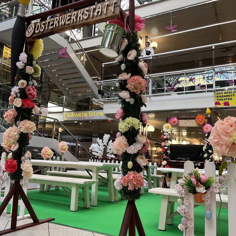 Setup Osterdekoration mit Zaun und Kirschblütenbäume I Dekoverleih und Eventdeko