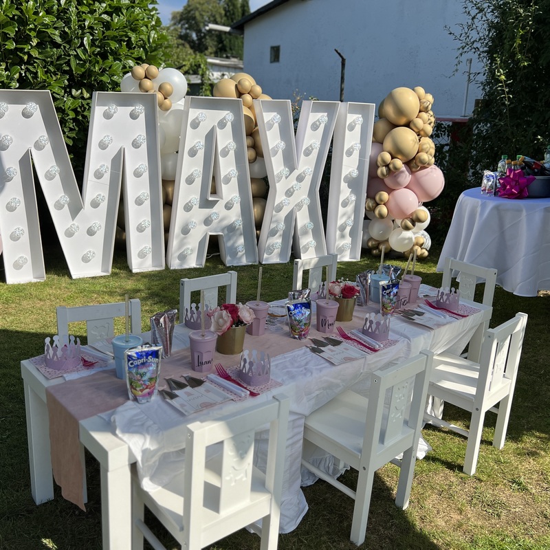 Leuchtbuchstaben Leuchtzahlen, Stellwände, Stühle und Tische für den Kindergeburtstag mieten - Eventdeko Verleih