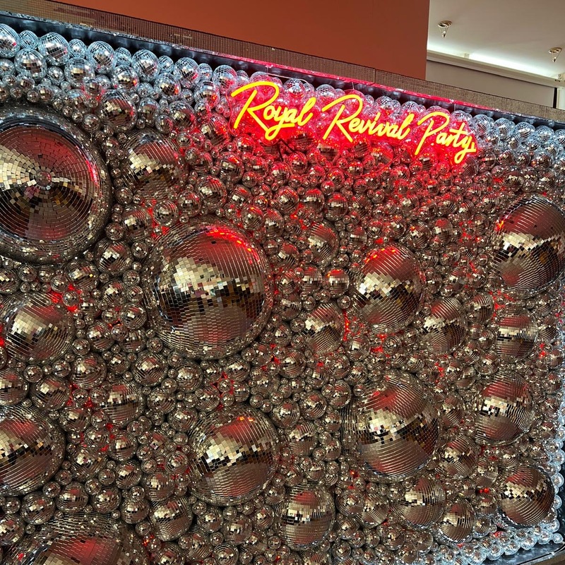 XXL Fotohintergrund im Discokugel Design mieten I Eventdeko und Dekoverleih