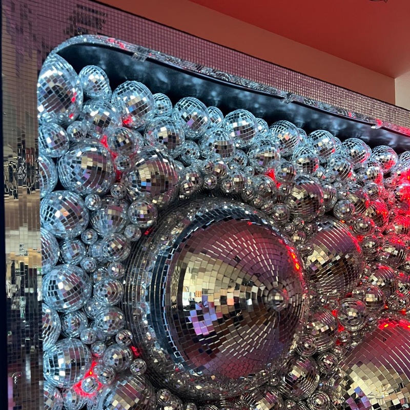 unsere XXL Discokugel Fotowand in 3m x 2m