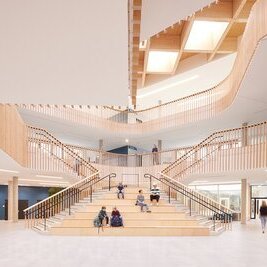 Gesamtschule Teltow - 6600 m² Abdichtung mit Bitumenbahnen - Verlegung von Gefälledämmung - Einbau von Oberlichtern 