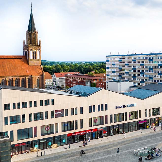 Marie Carrée Neubrandenburg
1000 m² Lindab Klick Dach
1650 m²Dachbegrünung mit Bitumenbahnen/Umkehrdach
