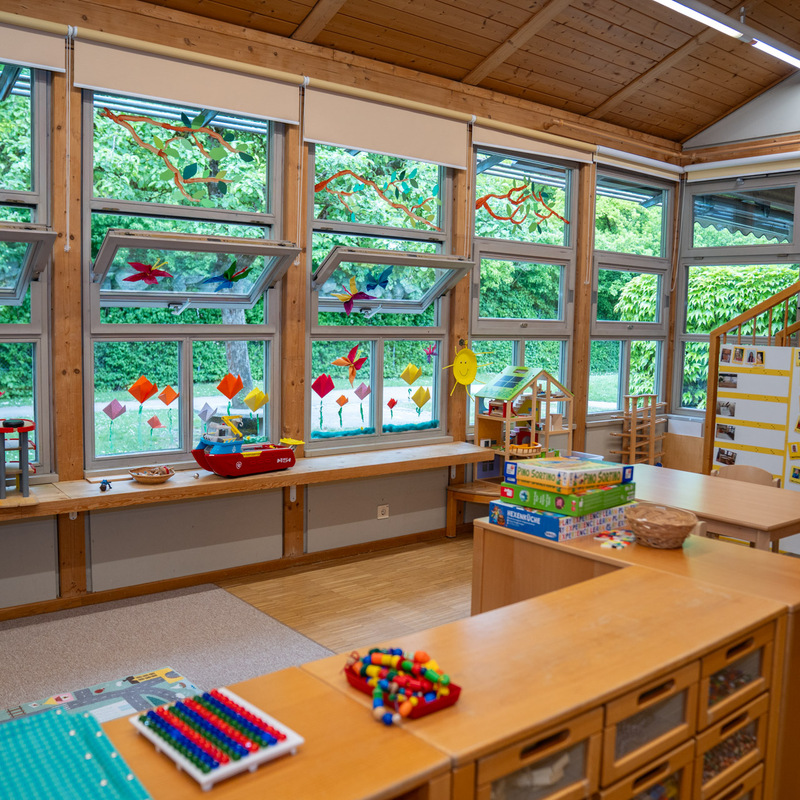 Spielzimmer mit großen Fenstern und verschiedenen Gesellschaftsspielen