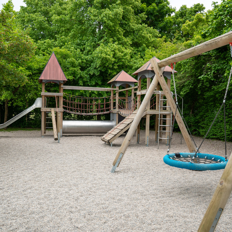 Außenspielplatz mit Klettergerüst, Rutsche und Nestschaukel