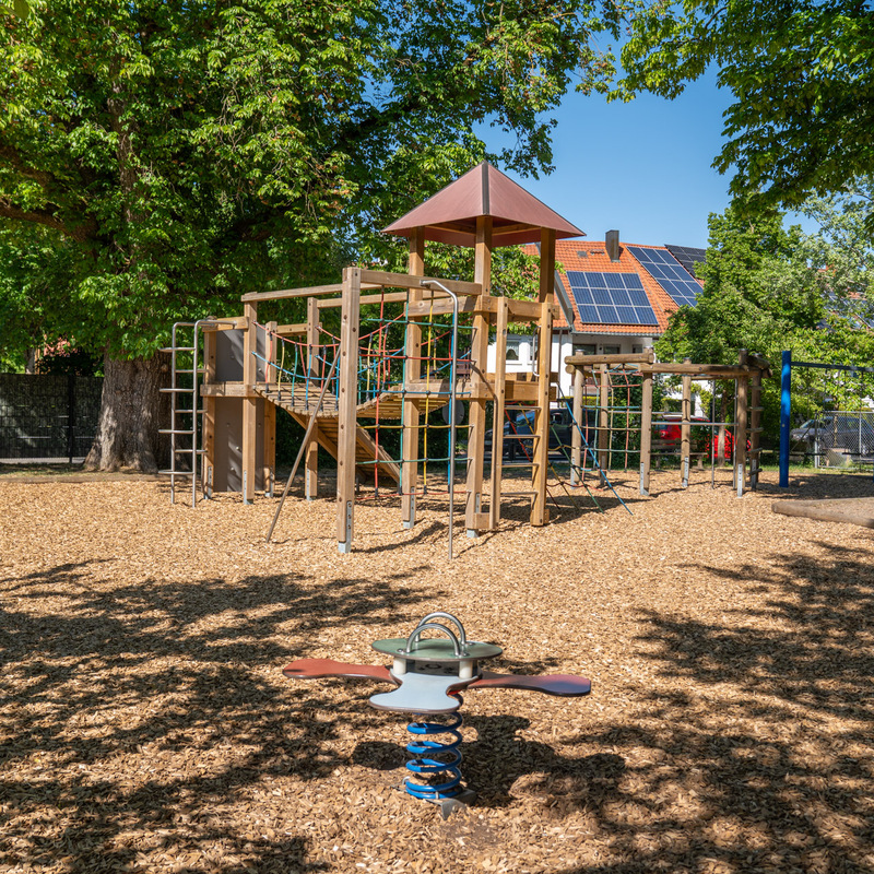 Außenspielplatz mit Klettergerüst und Federwippe