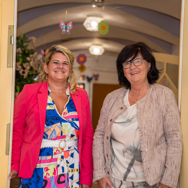 Zwei Erzieherinnen im Eingangsbereich des Kindergartens