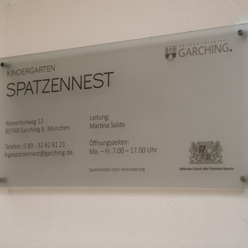 Eingangsschild Kindergarten Spatzennest in Garching