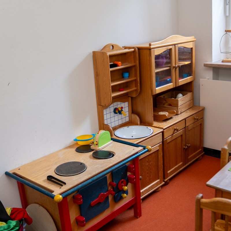 Spielküche aus Holz in einer Spielecke