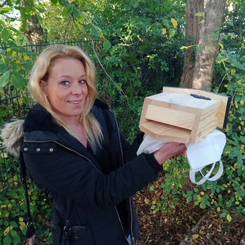 Frau Beier schenkt uns zwei Fledermaushäuschen, Herr Manthey bringt sie am Baum an