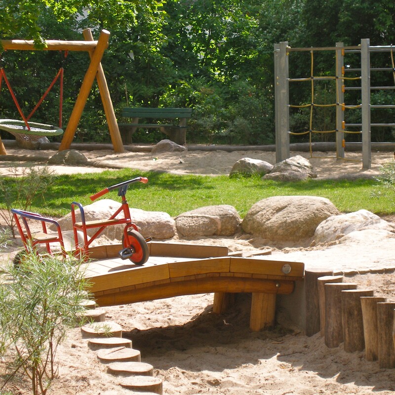 Rollerstrecke mit Brücke über Sandbecken
