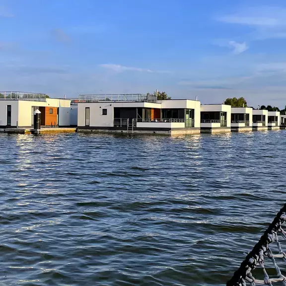 Mehrere Wasservillen am Hafen