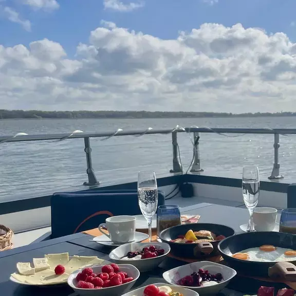 Frühstück mit Spiegeleiern und Obst auf der Terrasse
