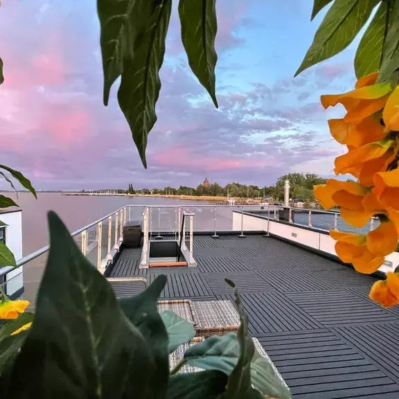Dachterrasse mit Blick auf den Sonnenuntergang
