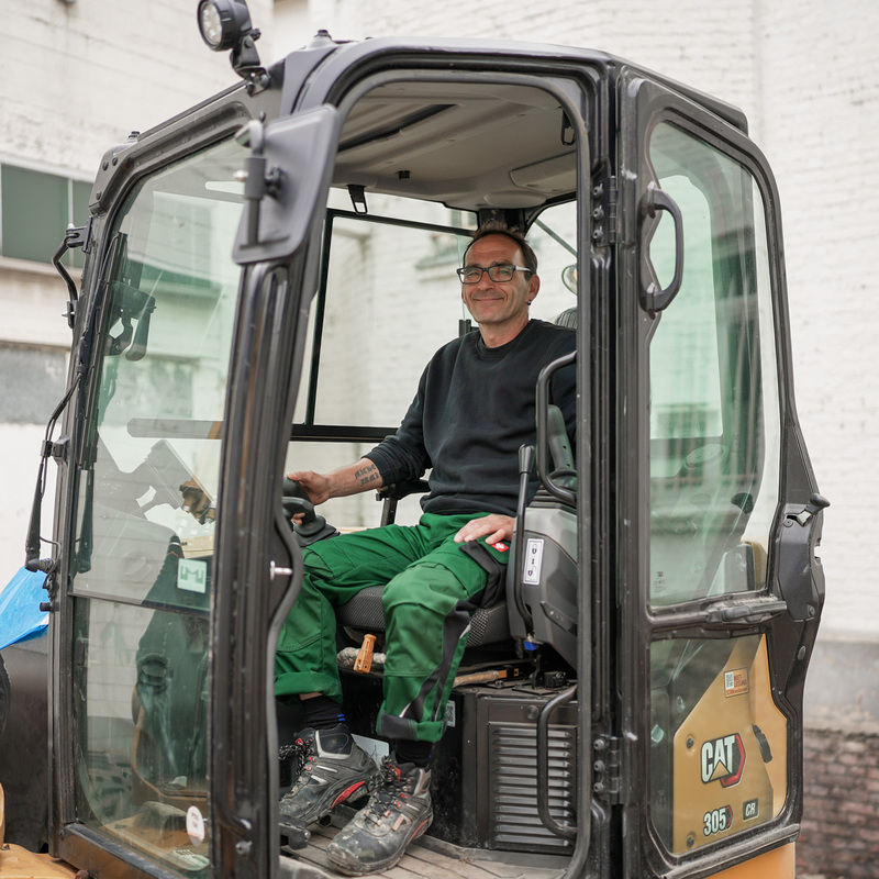 Baggerfahrer mit Blick aus dem Führerhaus