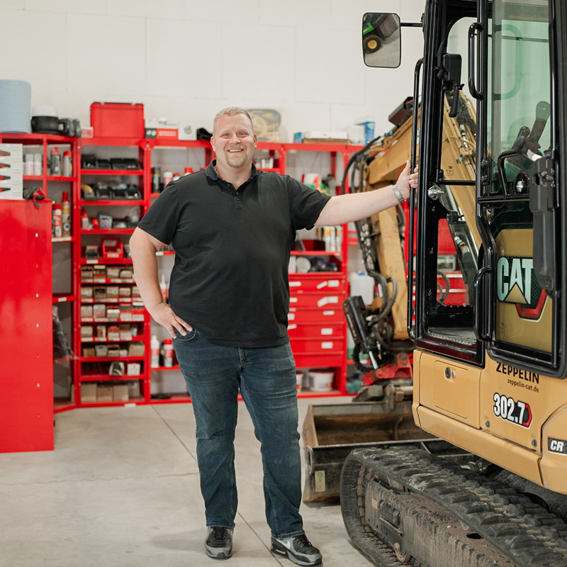 Gespräch zwischen Kollegen am Bagger – lockere Stimmung