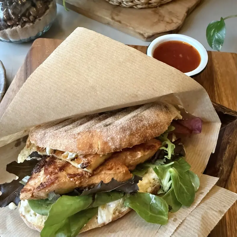 MINTYs einzigartiges 12 Stunden mariniertes Hähnchen Sandwich mit gegrilltem Halloumi Käse