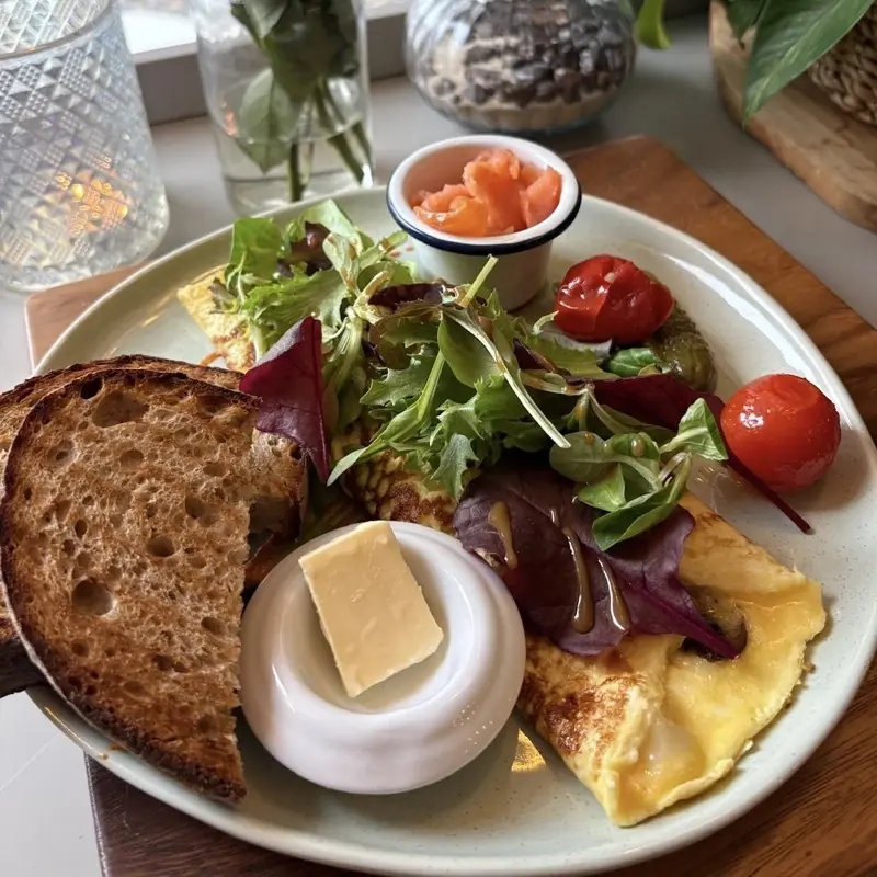 Unser Bio-Omelette mit ofengerösteten Pilzen und Berg- oder Ziegenkäse auf frischer, aromatischer Piquillo-Pesto mit geröstetem Sauerteigbrot