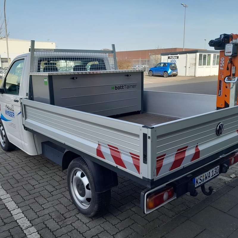 Pritschenfahrzeug mit Kran