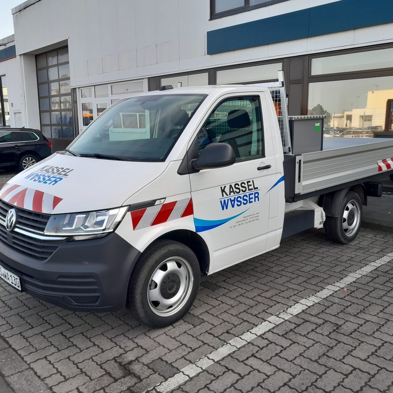 Pritschenfahrzeug mit Kran