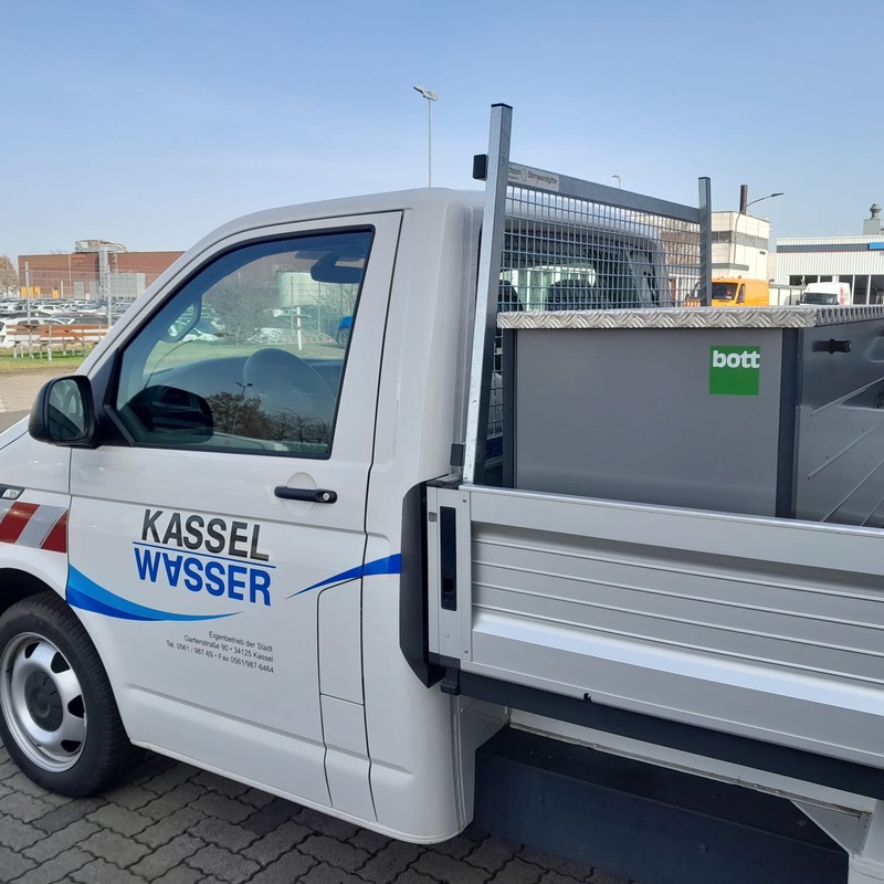 Pritschenfahrzeug mit Kran