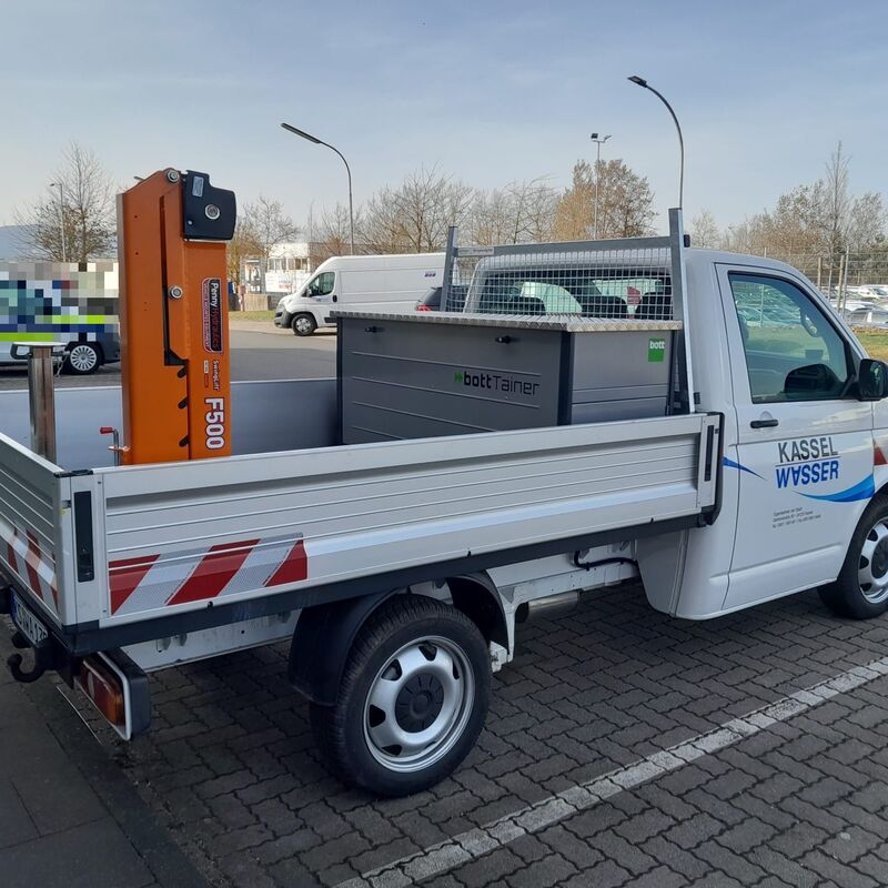 Pritschenfahrzeug mit Kran