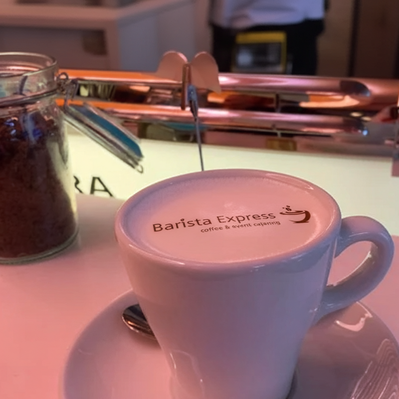 Kaffee mit Firmenlogo als Coffee Art