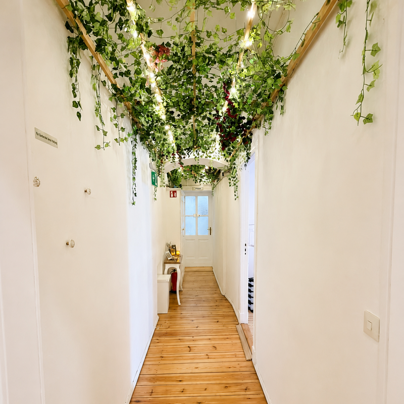 Behandlungszimmer mit Liege, Holzfußboden und freundlichem Licht