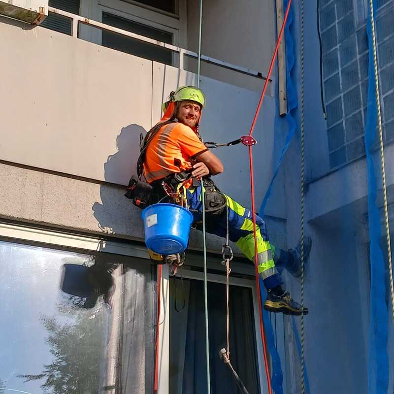 Fassadensicherung mittels Seilzugangs- und Positionierungstechnik (SZP).
